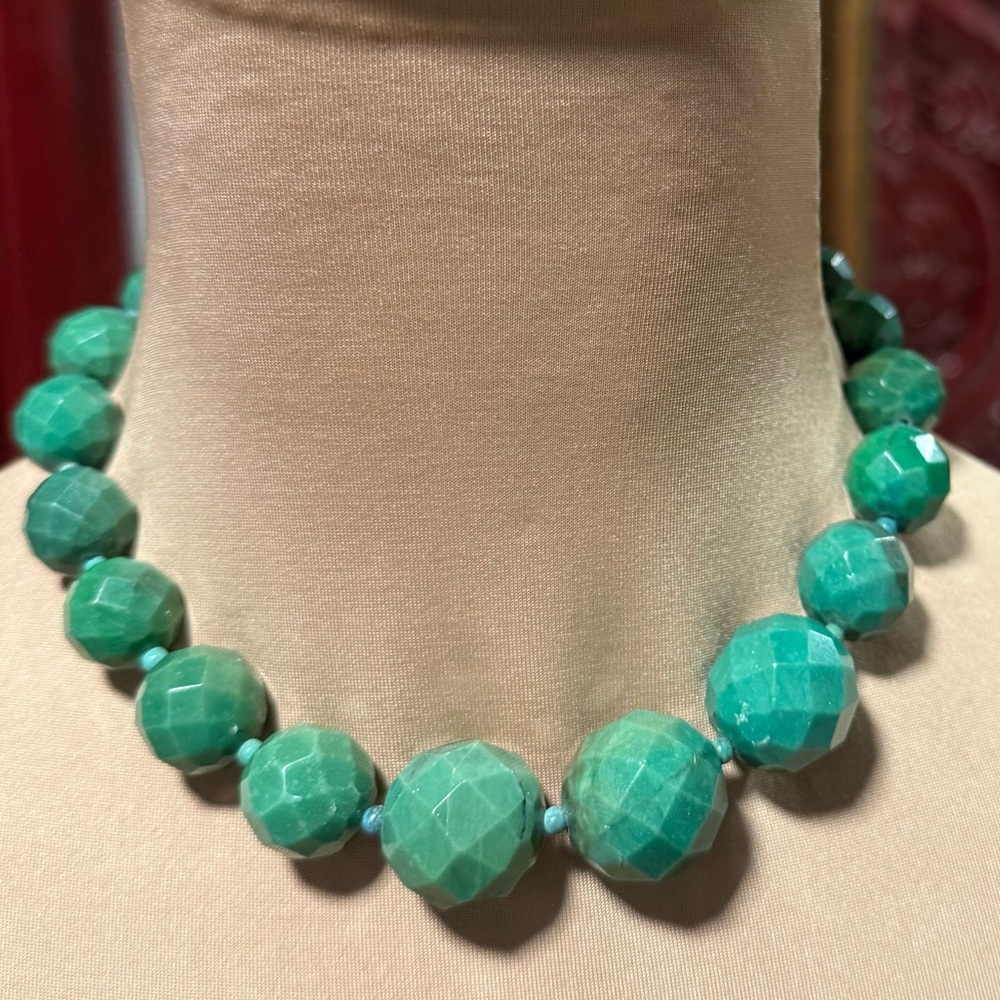 Vintage faceted green bead chocker